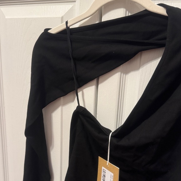 Marcella Manhattan Black One-Shoulder Top - Picture 3 of 5